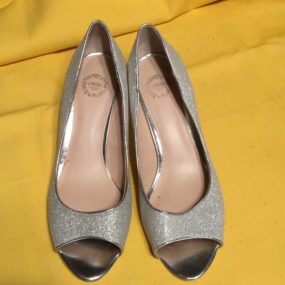 Silver pumps with glitter